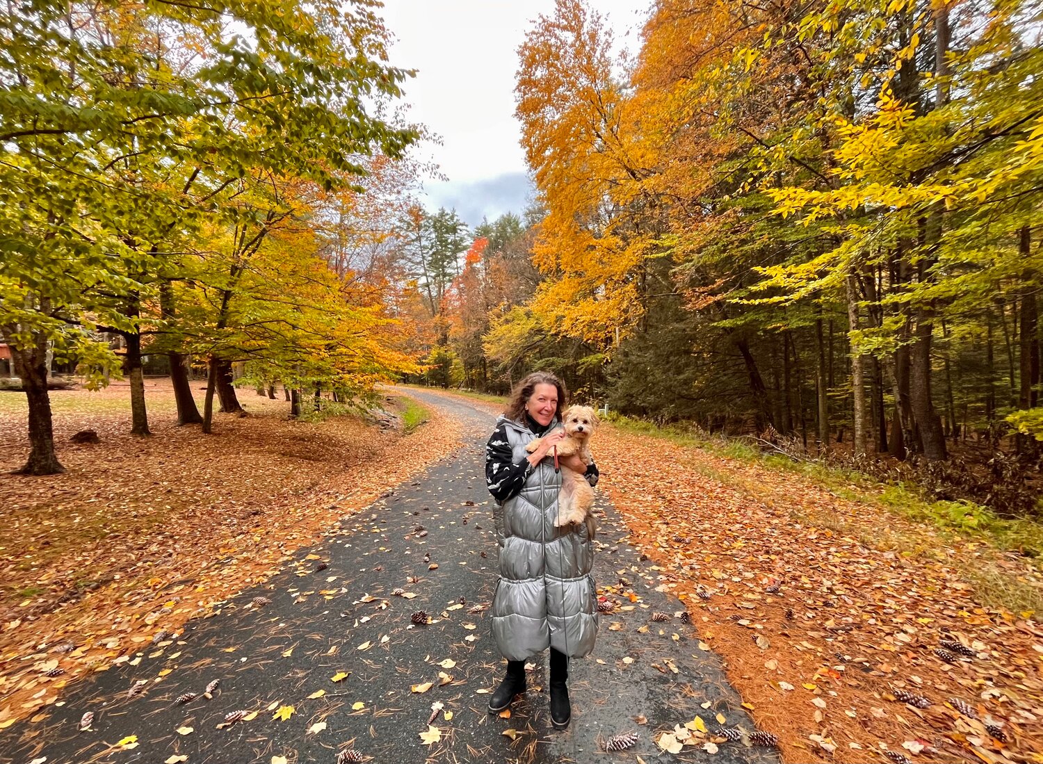 Due to my sports injury (LOL), I was tempted to dissuade college chum Adinah Alexander from visiting last weekend, but she wanted to catch the fall foliage in the Catskills, have a quick visit with me and meet That Dog Named Gidget. It hurt to take the photo, but I'm glad that I did.
